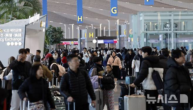 [인천공항=뉴시스] 김혜진 기자 = 인천국제공항이 여행객들로 붐비고 있다. 2026.02.27. jini@newsis.com