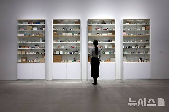 [서울=뉴시스] 박진희 기자 = 국립현대미술관은 영국 시각미술가 데이미언 허스트(Damien Hirst)의 아시아 최초 대규모 개인전 ‘진실은 없어 그러나 모든 것은 가능하지’ 언론공개회를 18일 서울 종로구 국립현대미술관에서 갖고 작품 '더 섹스 피스톨즈'를 선보이고 있다. 2026.03.18. pak7130@newsis.com