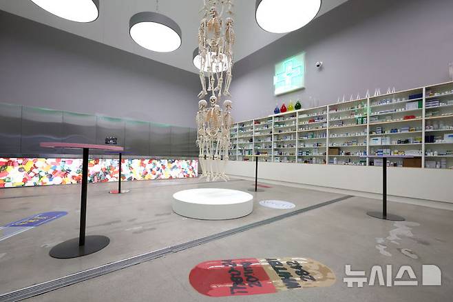 [서울=뉴시스] 박진희 기자 = 국립현대미술관은 영국 시각미술가 데이미언 허스트(Damien Hirst)의 아시아 최초 대규모 개인전 ‘진실은 없어 그러나 모든 것은 가능하지’ 언론공개회를 18일 서울 종로구 국립현대미술관에서 갖고 작품을 선보이고 있다. 2026.03.18. pak7130@newsis.com