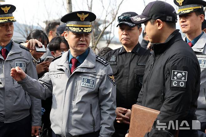 [서울=뉴시스] 정병혁 기자 = 방탄소년단(BTS) 공연 관련 현장 점검에 나선 박정보 서울경찰청장이 18일 오후 서울 종로구 광화문광장 인근에서 경찰특공대의 안티드론차량에 대한 설명을 듣고 있다.(공동취재) 2026.03.18. photo@newsis.com