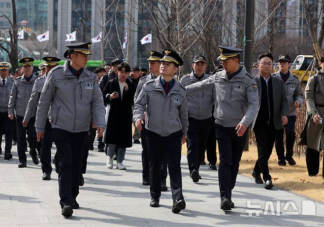 [서울=뉴시스] 정병혁 기자 = 방탄소년단(BTS) 공연 관련 현장 점검에 나선 박정보 서울경찰청장(가운데)이 18일 오후 서울 종로구 광화문광장 인근에서 경찰특공대의 안티드론차량에 대한 설명을 듣기 위해 이동하고 있다. (공동취재) 2026.03.18. photo@newsis.com