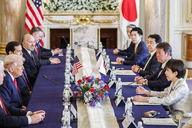 [도쿄=AP/뉴시스] 도널드 트럼프(왼쪽) 미국 대통령과 다카이치 사나에 일본 총리가 지난해 10월 28일 일본 도쿄 모토아카사카 영빈관에서 회담하고 있다. 2026.03.18.