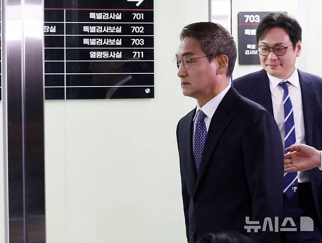 [서울=뉴시스] 배훈식 기자 = 안권섭 관봉권 띠지 폐기 의혹 및 쿠팡 퇴직금 불기소 외압 의혹 진상 규명을 위한 특별검사가 지난 5일 오후 서울 서초구 특검 사무실 앞에 수사 결과 발표 차 나오고 있다. 2026.03.05. dahora83@newsis.com