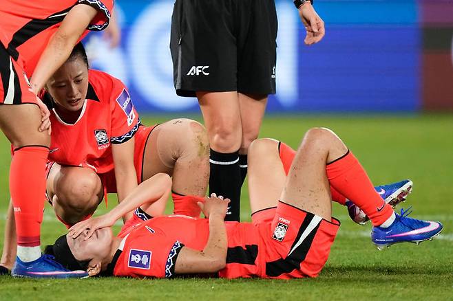 [시드니=AP/뉴시스] 대한민국의 지소연이 18일(현지 시간) 호주 시드니 스타디움 오스트레일리아에서 열린 2026 아시아축구연맹(AFC) 여자 아시안컵 준결승 일본과 경기 중 다카하시 하나와 충돌 후 괴로워하고 있다. 한국이 1-4로 패해 결승에 오르지 못했다. 2026.03.18.