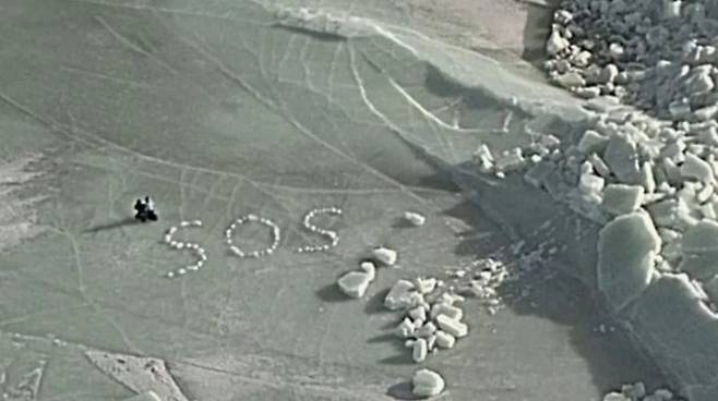 얼음 조각으로 'SOS' 만들어 구조 요청한 독일 부부 [페이스북]