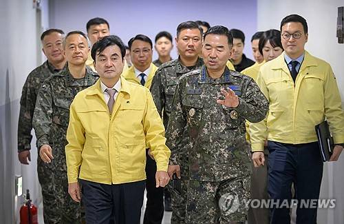 B-1 문서고 현장 점검하는 안규백 장관 (서울=연합뉴스) 안규백 국방부 장관과 진영승 합동참모본부 의장이 18일 2026년 자유의 방패 연습 현장을 점검하기 위해  B-1 문서고를 방문하고 있다. 2026.3.18 [국방부 제공. 재판매 및 DB 금지] photo@yna.co.kr