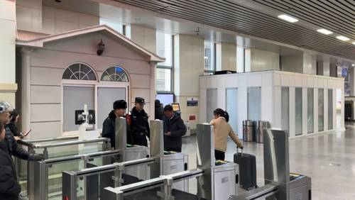 북중 여객열차 재개, 단둥역 도착한 북한 주민 [연합뉴스]