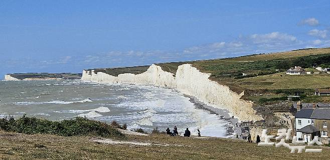 영국 남부 세븐 시스터즈 절벽. 파도는 매년 절벽을 조금씩 깎아낸다. 박종관 기자