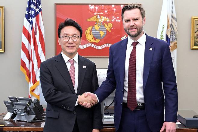 김민석 국무총리는 지난 12일(현지시간) 백악관에서 J.D. 밴스 미국 부통령을 만나 한국 국회에서의 '대미투자특별법 통과'를 설명하고, 향후 한미 공동설명자료(JFS) 이행에 더욱 박차를 가하자고 주문했다. 국무총리실 제공