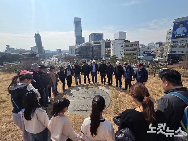 옛 동대문교회 터를 방문한 예능교회 성도들이 초기 한국교회의 이웃사랑 정신을 돌아보며 기도하고 있다. 오요셉 기자