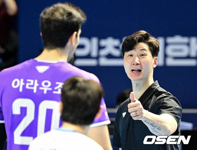 [OSEN=인천, 조은정 기자]10일 인천 계양체육관에서 프로배구 진에어 2025~26 V리그 대한항공과 우리카드의 경기가 열렸다.우리카드는 대한항공을 3-1(19-25, 25-21, 25-21, 25-22)로 꺾고 연승을 기록했다.4세트 우리카드 박철우 감독대행이 아라우조 득점에 기뻐하고 있다. 2026.02.10 /cej@osen.co.kr