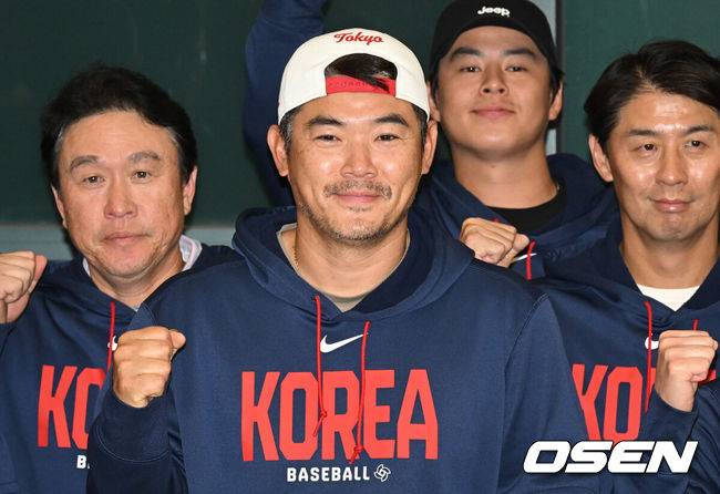 [OSEN=인천공항, 조은정 기자]월드베이스볼클래식(WBC)에 출전한 한국&nbsp;대표팀이 16일 인천국제공항을 통해 마이애미에서 귀국했다.한국은 C조 조별리그에서 일본, 대만, 호주, 체코 상대로 2승 2패(조 2위)를 거두며 2009년 이후 17년 만에 8강 진출에 성공했다. 그러나 도미니카공화국과의 8강전에서 0-10 7회 콜드게임 끝내기 패배로 대회를 마무리했다.야구 대표팀 노경은이 포즈를 취하고 있다. 2026.03.16 /cej@osen.co.kr