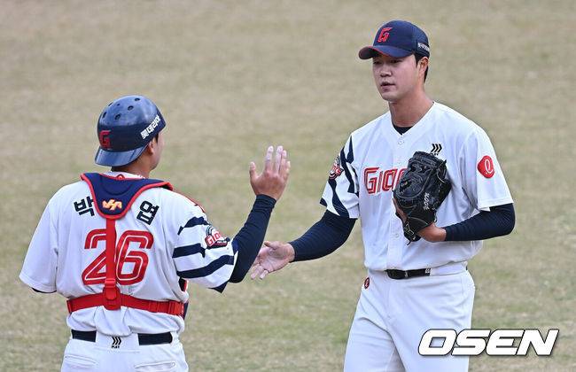[OSEN=부산, 이석우 기자] 12일 부산 사직야구장에서 2026 신한 SOL KBO 리그 롯데 자이언츠와 KT 위즈의 시범경기가 열렸다. 이날 부산 사직과 이천, 대전, 광주, 마산 5개구장에서 막을 올렸다.롯데 자이언츠 윤성빈이 9회초 2사 2루 KT 위즈 조대현을 3루 땅볼로 잡고 4-3으로 승리한 후 박재엽과 하이파이브를 하고 있다. 2026.03.12 / foto0307@osen.co.kr