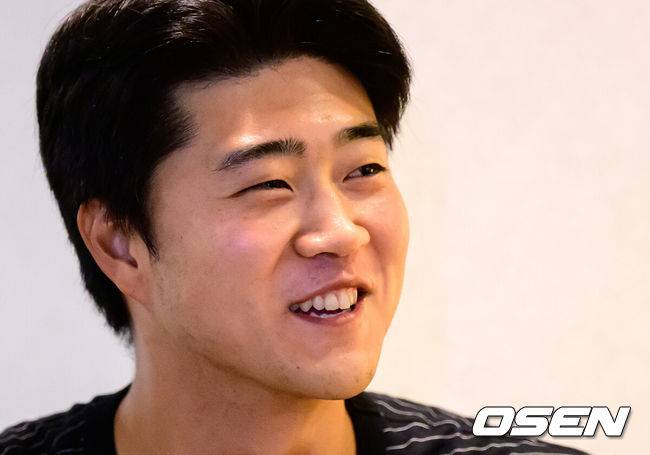 [OSEN=미야자키(일본), 지형준 기자] 2일 일본 미야자키현 아야초 니시키바루 야구장에서 열릴 예정이던 SSG 랜더스와 롯데 자이언츠의 연습경기가 우천으로 취소됐다.SSG와 롯데는 미야자키에 2차 캠프를 차리고 연습경기를 통해 실전 점검에 나선다.롯데 윤성빈이 취재진과 이야기를 나누고 있다. 2026.03.02 /jpnews@osen.co.kr