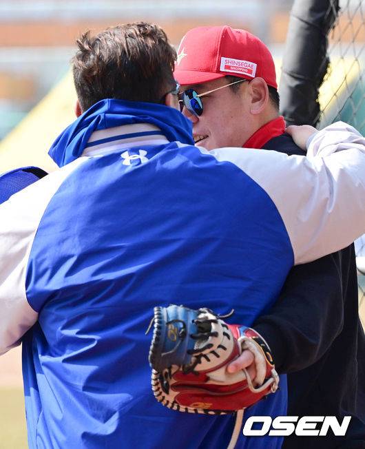 최형우와 반갑게