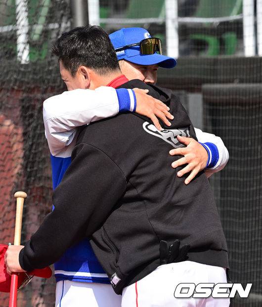 먼저 포옹해 주면서 안부 주고받는 박진만 감독과 조동찬 코치
