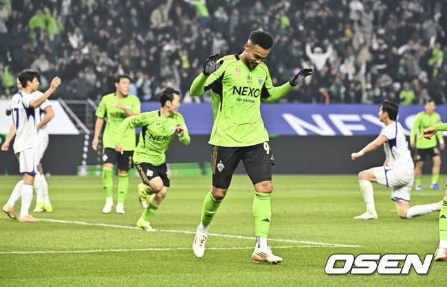 [OSEN=전주, 박준형 기자] 18일 전북 전주월드컵경기장에서 '하나은행 K리그1 2026'&nbsp;전북 현대와 FC안양의 경기가 진행됐다.  FC안양은 개막 3경기 무패로 상승세를 이어가고 있고 3위에 랭크됐다. 반면 디펜딩 챔프 전북 현대는 시즌 첫 승을 위해 3전 4기에 도전한다.후반 전북 현대 모따가 골을 넣은뒤 기뻐하고 있다.   2026.03.18 / soul1014@osen.co.kr