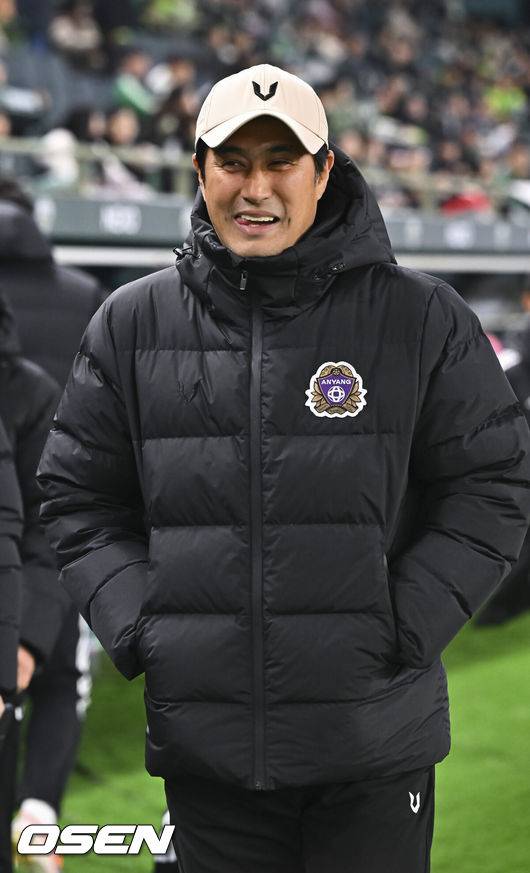 [OSEN=전주, 박준형 기자] 18일 전북 전주월드컵경기장에서 '하나은행 K리그1 2026'&nbsp;전북 현대와 FC안양의 경기가 진행됐다.  FC안양은 개막 3경기 무패로 상승세를 이어가고 있고 3위에 랭크됐다. 반면 디펜딩 챔프 전북 현대는 시즌 첫 승을 위해 3전 4기에 도전한다.경기 앞두고 FC안양 유병훈 감독이 미소 지으며 입장하고 있다.  2026.03.18 / soul1014@osen.co.kr