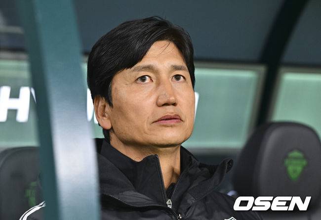 [OSEN=전주, 박준형 기자] 18일 전북 전주월드컵경기장에서 '하나은행 K리그1 2026'&nbsp;전북 현대와 FC안양의 경기가 진행됐다.  FC안양은 개막 3경기 무패로 상승세를 이어가고 있고 3위에 랭크됐다. 반면 디펜딩 챔프 전북 현대는 시즌 첫 승을 위해 3전 4기에 도전한다.경기 앞두고 전북 현대 정정용 감독이 그라운드를 바라보고 있다.  2026.03.18 / soul1014@osen.co.kr