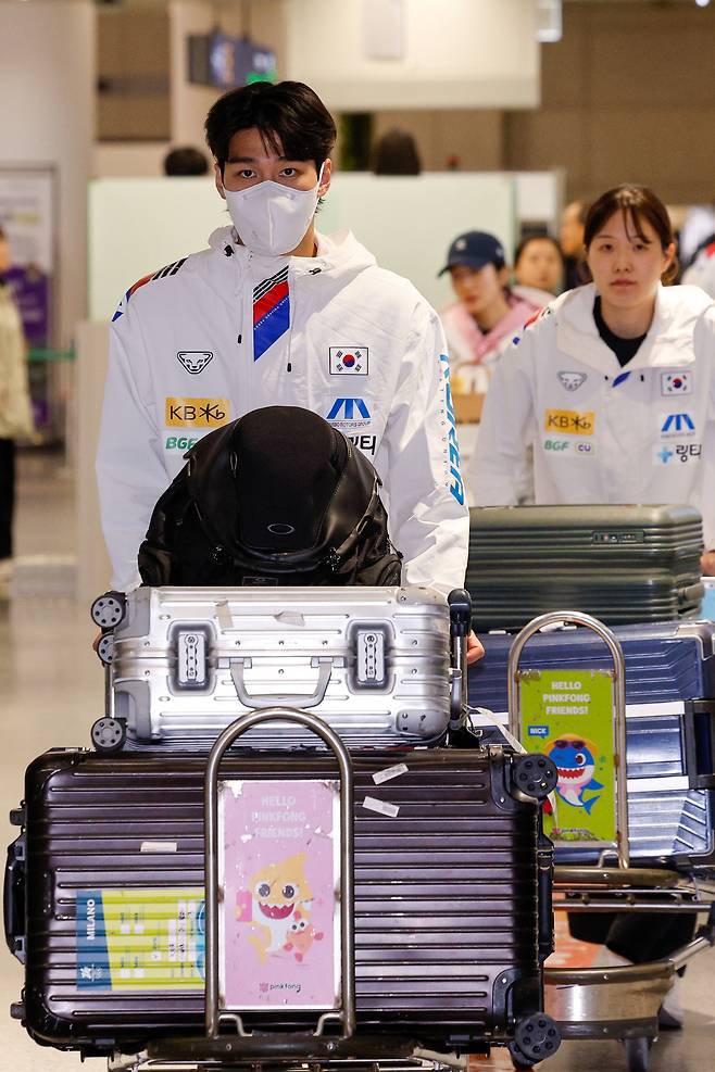 한국 쇼트트랙 국가대표 황대헌이 캐나다 몬트리올에서 열린 2026 국제빙상경기연맹(ISU) 쇼트트랙 세계선수권대회를&nbsp;마치고 17일 오후 인천국제공항 1터미널을 통해 귀국하고 있다. 뉴스1