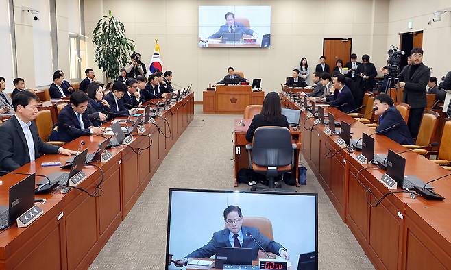 박수영 국회 재정경제기획위원회 국민의힘 간사가 17일 서울 여의도 국회에서 열린 재정경제기획위원회 전체회의에서 의사봉을 두드리고 있다. 뉴시스