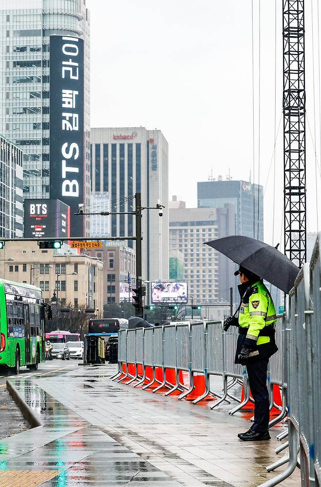 방탄소년단(BTS)의 광화문 컴백 공연을 앞둔 18일 서울 종로구 광화문광장에서 경찰이 경계 근무를 서고 있다.