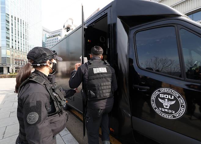 18일 오후 경찰특공대원이 방탄소년단(BTS) 공연에 대비해 서울 종로구 광화문광장 인근에 세워진 안티드론차량에 탑승하고 있다.