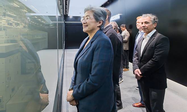 리사 수 AMD CEO가 18일 삼성전자 평택공장 내 마련된 시창 투어 라인에서 설비들을 둘러보고 있다. 삼성전자 제공