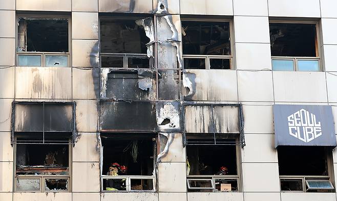 경찰과 소방, 한국전기안전공사 관계자 등이 지난 17일 서울 중구 소공동 캡슐호텔 화재 현장에서 2차 합동감식을 진행하고 있다. 지난 14일 오후 6시10분께 소공동 복합건물 3층 숙박시설에서 화재가 발생해 소방 당국이 인력 110명과 장비 31대를 투입해 약 3시간25분 만에 화재를 완전히 진압했다. 뉴시스