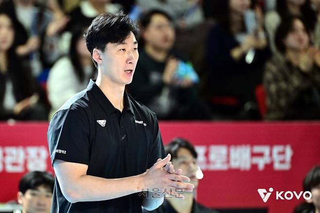 박철우 우리카드 감독대행이 17일 대전 충무체육관에서 열린 진에어 2025~26 V리그 삼성화재전을 지켜보고 있다. 2026.3.17 한국배구연맹 제공