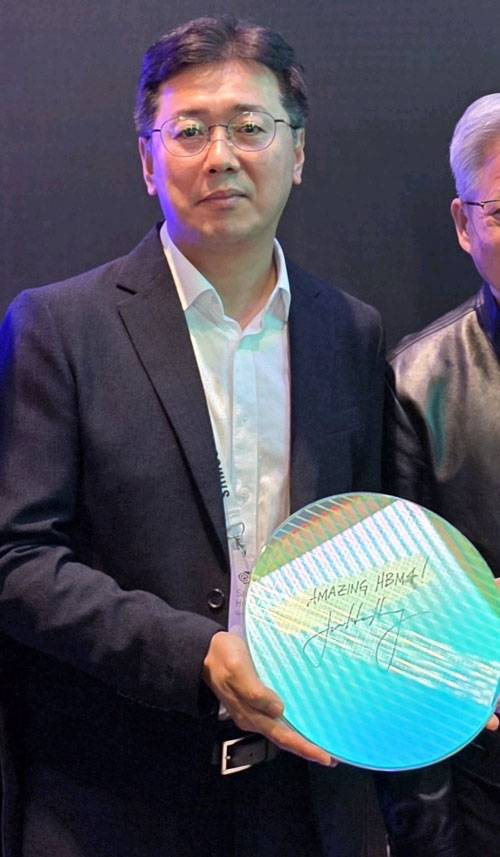 ‘어메이징 HBM4!’ - 황상준 삼성전자 메모리개발담당 부사장이 16일(현지시간) 미국 새너제이에서 열린 엔비디아의 연례 개발자 콘퍼런스(GTC 2026)의 삼성전자 전시장에서 젠슨 황 엔비디아 최고경영자(CEO)가 ‘어메이징 HBM4!’라고 친필 서명을 한 6세대 고대역폭메모리 HBM4 웨이퍼를 들고 기념 촬영을 하고 있다. 삼성전자 제공