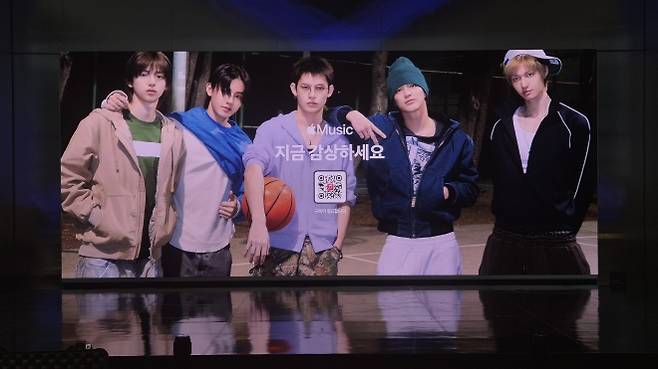 18일 서울 애플 명동 2층에서 열린 애플 50주년 행사장에 그룹 ‘코르티스’의 사진이 현출되고 있다.