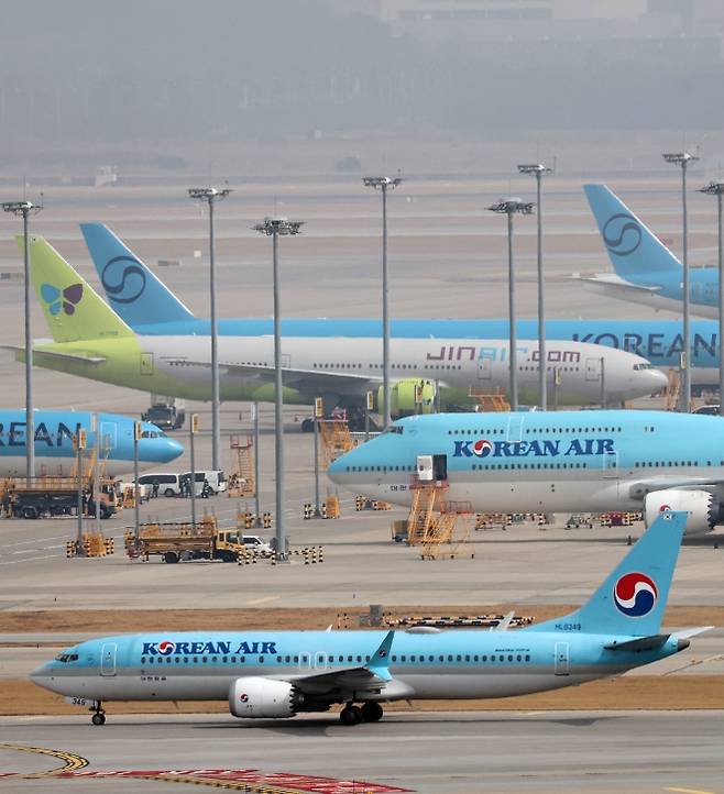 중동 리스크에 국제유가 급등까지…항공·여행업계 비상 - 중동 상황 악화와 환율 급등으로 항공, 여행업계에 초비상이 걸린 가운데 인천국제공항 활주로에 대한항공 여객기가 계류돼 있다. 2026.3.5 뉴스1