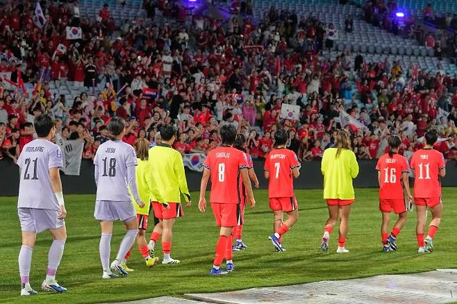 여자축구, 일본에 1-4 패배…결승 진출 좌절 - 대한민국 여자축구 대표팀 선수들이 18일(현지 시간) 호주 시드니 스타디움 오스트레일리아에서 열린 2026 아시아축구연맹(AFC) 여자 아시안컵 준결승에서 일본에 패한 후 응원석으로 향하고 있다. 한국이 1-4로 패하면서 결승에 오르지 못했다. 2026.03.18. 시드니 AP 뉴시스