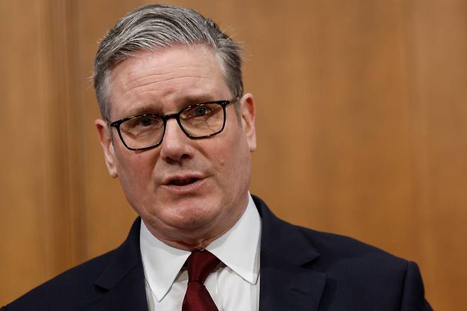 키어 스타머 영국 총리가 16일(현지 시간) 자신의 관저가 있는 런던 다우닝 스트리트에서 기자회견을 갖고 있다. 영국은 한국, 중국, 일본, 프랑스와 함께 도널드 트럼프 미국 대통령에게 호르무즈 해협 유조선 호위용 군함 파견을 요청받은 국가다. 스타머 총리는 이 자리에서 “석유시장 안정성 보장을 위해 호르무즈 해협이 다시 열려야 하지만 간단한 일은 아니다”라면서도 “이는 북대서양조약기구(NATO·나토) 임무가 되지 않을 것이고 그렇게 여겨진 적이 없음을 명확히 해야 한다”고 말했다. AP연합뉴스