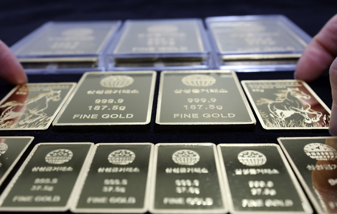 서울 종로구 삼성금거래소에서 한 직원이 골드바를 정리하고 있다. 연합뉴스