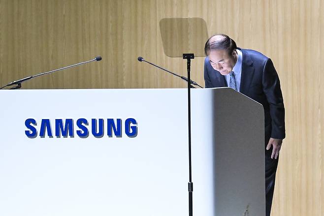 18일 경기도 수원시 영통구 수원컨벤션센터에서 열린 제57기 삼성전자 정기주주총회에서 의장을 맡은 전영현 삼성전자 대표이사 부회장 겸 DS부문장이 인사하고 있다. 연합뉴스