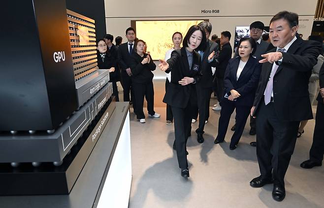 18일 경기도 수원시 영통구 수원컨벤션센터에서 열린 제57기 삼성전자 정기주주총회에서 신제윤(오른쪽) 삼성전자 이사회 의장을 비롯한 관계자들이 HBM4와 4E 70:1 확대 모형을 보고 있다. 연합뉴스
