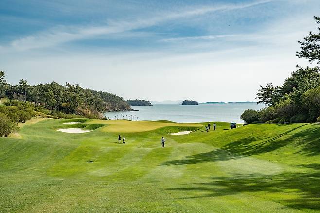 전남 해남 파인비치 골프링크스에서 라운드를 즐기고 있는 골퍼들의 모습. 사진 제공=한국골프장경영협회