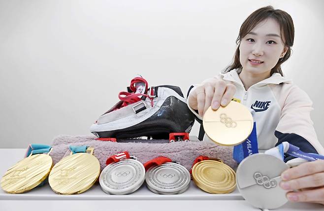 대한민국 여자 쇼트트랙 국가대표 최민정이 12일 서울 강남구 올댓스포츠에서 서울경제신문과의 인터뷰에 앞서 2018 평창· 동계 올림픽과 2022 베이징 동계 올림픽에 이어 이번 2026 밀라노·코르티나담페초 동계 올림픽에서 따낸 메달을 들어보이고 있다. 조태형 기자