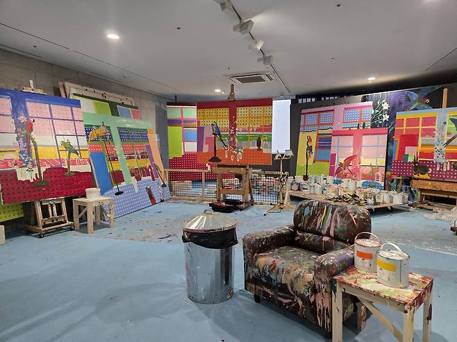 전시장 MMCA스튜디오에 데이미언 허스트의 런던 작업실을 그대로 옮겨놓아 관람객은 미공개 신작 ‘리버페인팅’을 전세계 최초로 만날 수 있다. /사진=조상인기자