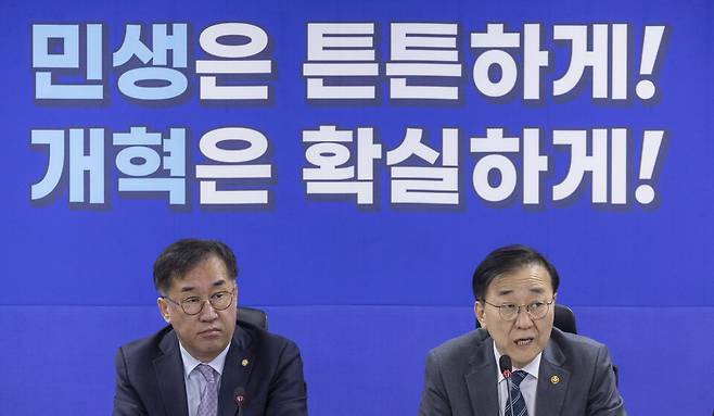 김윤덕 국토교통부 장관이 18일 국회 의원회관에서 열린 국토부-국토해양위 당정 협의에서 인사말을 하고 있다. 왼쪽은 맹성규 국회 국토교통위원회 위원장 ⓒ연합뉴스