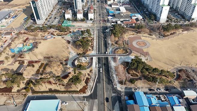 드론으로 본 상주 복룡 유적 역사공원 보행육교 모습 ⓒ상주시 제공