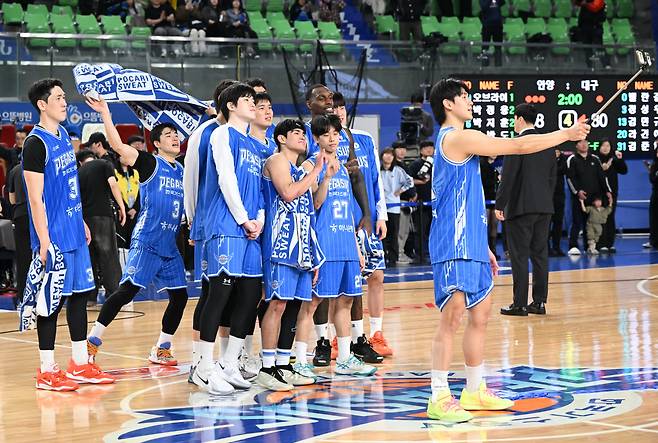 프로농구 한국가스공사 선수들이 지난 16일 정관장전에서 승리한 후 인증샷을 찍고 있다. KBL 제공