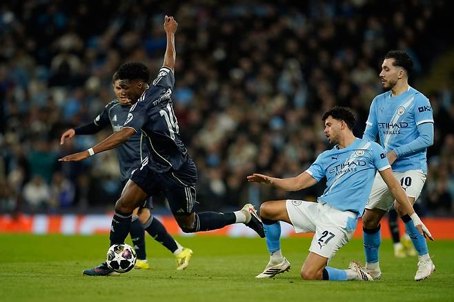 맨체스터 시티의 마테우스 누네스와 레알 마드리드의 오렐리앙 추아메니가 공을 다투고 있다. AP연합뉴스
