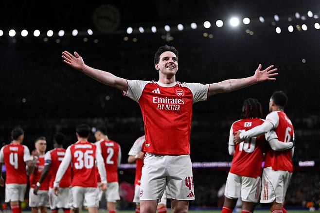 아스널 데클란 라이스가 18일 UCL 16강 2차전에서 레버쿠젠을 상대로 팀의 두 번째 골을 넣은 뒤 기뻐하고 있다. 합계 3-1로 승리한 아스널이 8강에 올라 스포르팅과 맞붙게 됐다. 로이터연합뉴스
