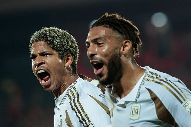 LAFC 마르티네스(왼쪽)가 18일 알라후엘렌세전에서 후반 추가시간 결승골을 터뜨린 뒤 부앙가와 함께 기뻐하며 뛰어가고 있다. AFP연합뉴스