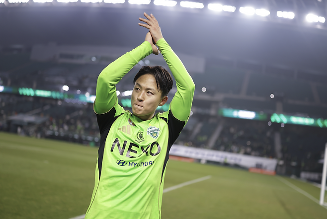 이승우가 안양전이 끝난 뒤 박수하며 승리를 자축하고 있다. 프로축구연맹