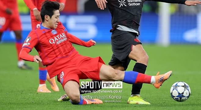 ▲ 이강인이 유럽챔피언스리그에서 또 교체로 뛰었다. 이번 시즌 대회 출전 9경기가 모두 교체 투입으로 PSG의 8강 진출 순항과 달리 이강인은 큰 무대를 선발로 뛰기 어렵다는 신호만 확인했다.