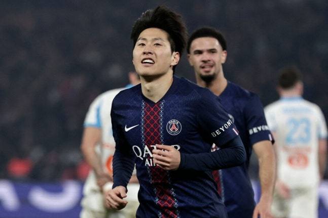 ▲ 이강인이 유럽챔피언스리그에서 또 교체로 뛰었다. 이번 시즌 대회 출전 9경기가 모두 교체 투입으로 PSG의 8강 진출 순항과 달리 이강인은 큰 무대를 선발로 뛰기 어렵다는 신호만 확인했다. ⓒ 연합뉴스/EPA